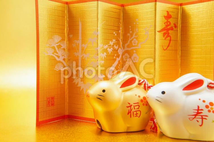 うさぎ年のお正月素材（卯年年賀状） うさぎ年,金屏風,金の写真素材