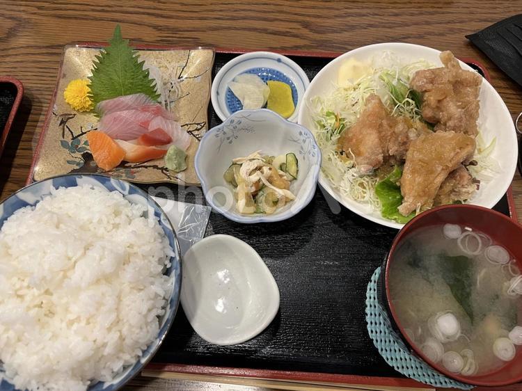 日本料理　(刺し身、唐揚げ定食) みそ汁,唐揚げ,日本料理の写真素材