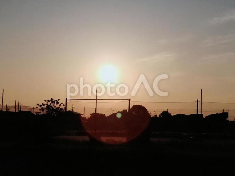 秋の朝日で街のシルエットが綺麗に出た 明け方,空,朝焼けの写真素材