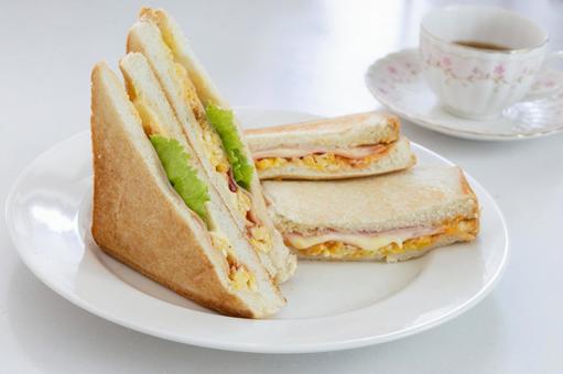 ホットサンドとコーヒーセット ホットサンドとコーヒーセット 食べ物,パン,サンドイッチの写真素材