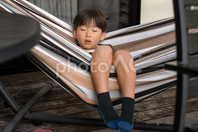 R暑さ対策＞ハンモックで昼寝をする男の子 子供,ハンモック,昼寝の写真素材