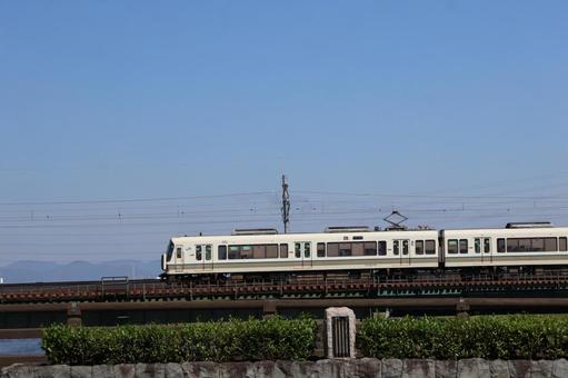 青空と鉄橋を走る電車の風景 青空,鉄橋,走るの写真素材