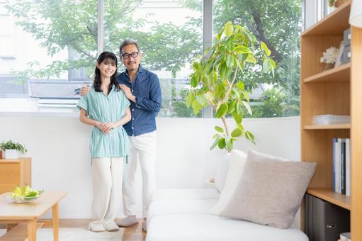 リビングでくつろぐミドルの夫婦 夫婦,家族,ミドルの写真素材