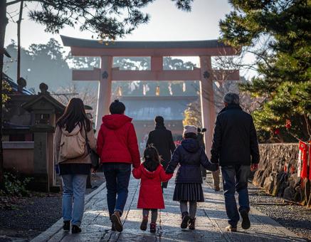 神社へ初詣に向かう家族の後ろ姿 神社へ初詣に向かう家族の後ろ姿の写真