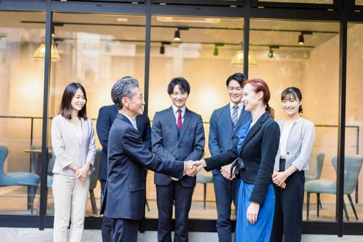 グローバルな契約を結ぶビジネスパーソン 社長,ビジネスシーン,ceoの写真素材