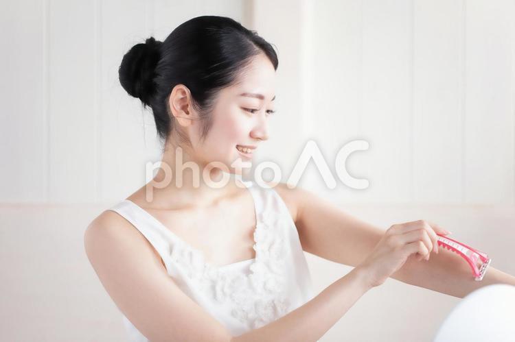 無駄毛を剃る女性（笑顔） ムダ毛処理,ムダ毛剃り,シェービングの写真素材