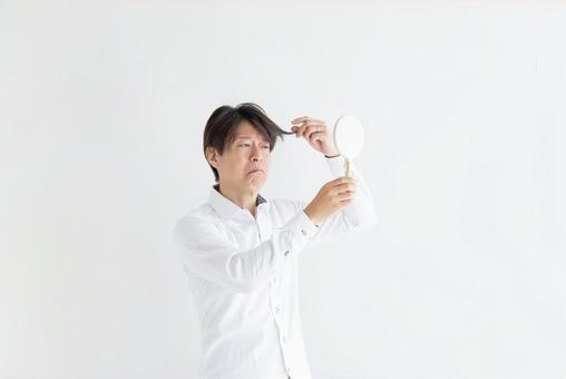 白髪を気にする中年男性 男性,中年,白髪の写真素材