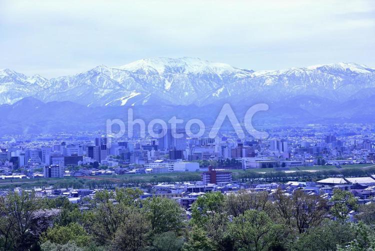 富山市と北アルプス 北アルプス,富山,街並みの写真素材