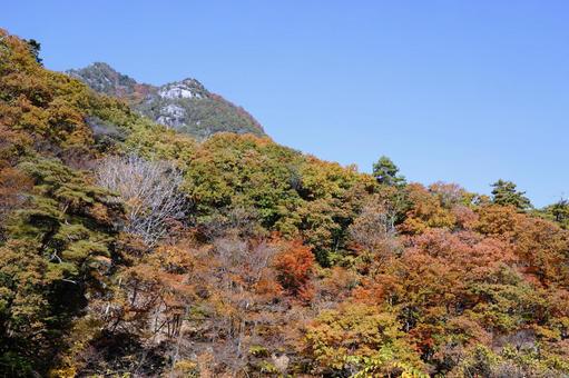 秋の山の風景と青空 秋の山の風景と青空 山,紅葉,木々の写真素材