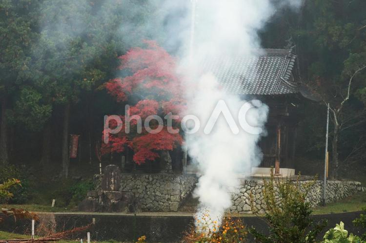 畑の草焼き 景色,煙,草焼きの写真素材