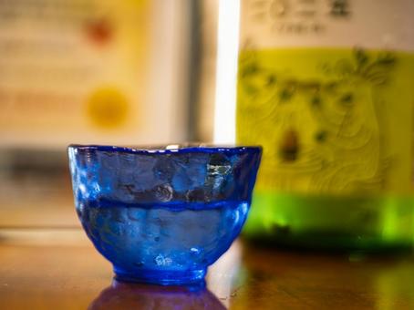 青の盃に映る奈良の香り 日本酒,地酒,ぐい呑みの写真素材