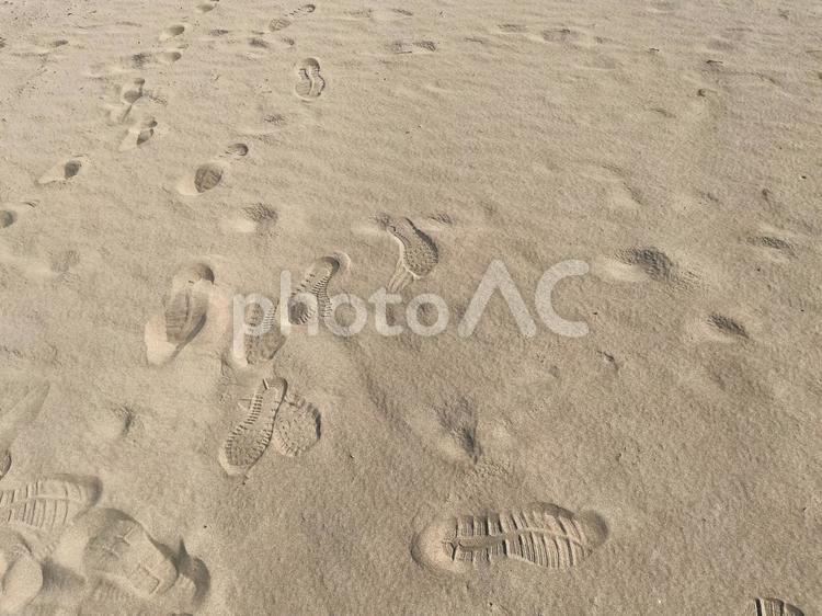 石川県・千里浜の砂浜に残る足跡 足跡,砂浜,千里浜の写真素材