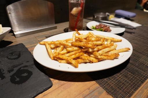 居酒屋で頼んだフライドポテト 居酒屋で頼んだフライドポテトの写真