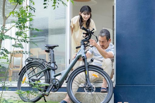 電動自転車をメンテナンスをするミドル男性 電動自転車をメンテナンスをするミドル男性 電動自転車,男性,夫婦の写真素材