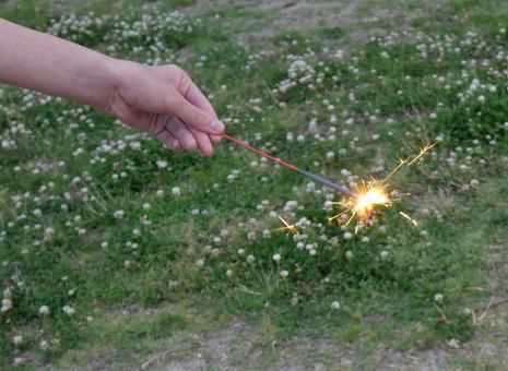 手持ち花火 手持ち花火 子どもの手,手持ち花火,花火の写真素材