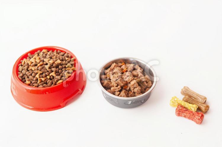 ペットの餌とジャーキーのおもちゃなど ペットの餌,食器,丸いの写真素材