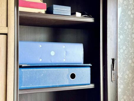 古い棚の中に積まれた本とファイル 古い棚の中に積まれた本とファイル 本棚,本,書類の写真素材