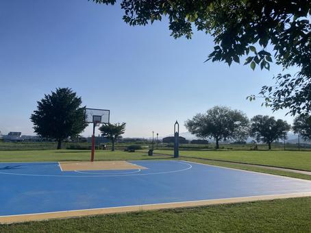 バスケットコートのある公園 バスケットコートのある公園の写真