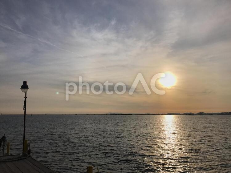 尼崎港の夕日 たそがれ,サンセット,トワイライトの写真素材