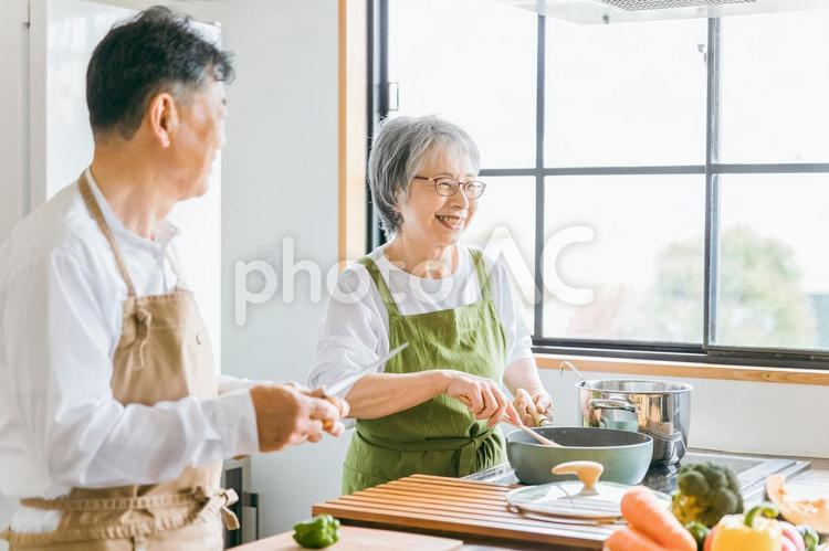 家で料理を一緒に作る日本人の老夫婦 高齢者,夫婦,シニアの写真素材