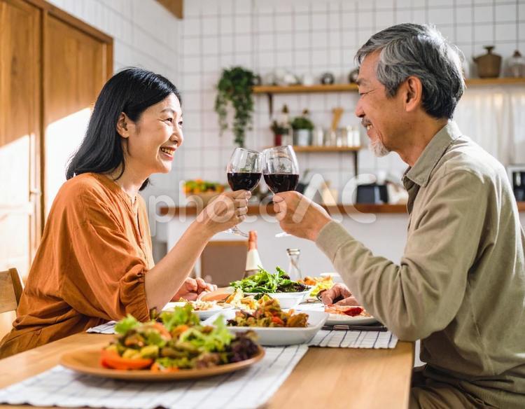 晩酌を楽しむ仲良しシニア夫婦 晩酌,家飲み,乾杯の写真素材