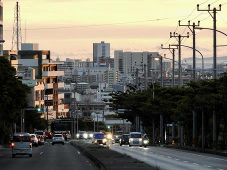 夕方の沖縄県道81号宜野湾北中城線 夕方の沖縄県道81号宜野湾北中城線 宜野湾市,県道,軍道の写真素材