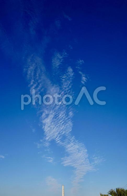 沖縄県宮古島　秋空　煙突　雲 晴れた空,空,晴れの写真素材