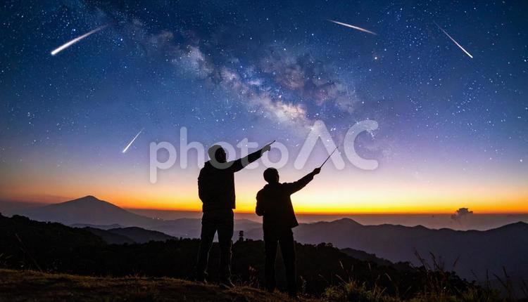 流星群を見る人のシルエット シルエット,七夕まつり,たなばたの写真素材