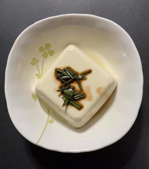 R7.10.22 温豆腐にニラ醬油 R7.10.22 温豆腐にニラ醬油 冷や奴,ニラ,豆腐の写真素材