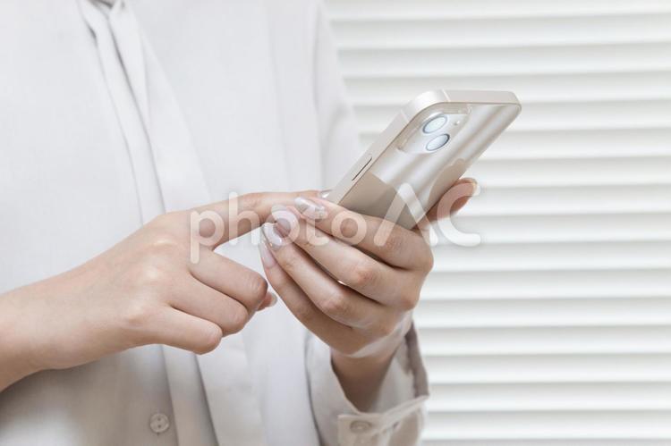 スマートフォンを操作する女性 スマホ,スマートフォン,ビジネスの写真素材