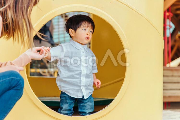 ママと公園で遊ぶ男の子 親子,赤ちゃん,子供の写真素材