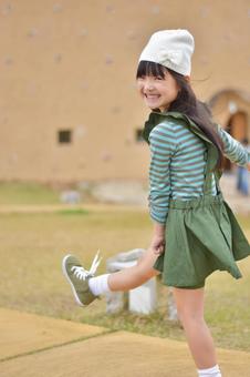 元気に歩く女の子の写真