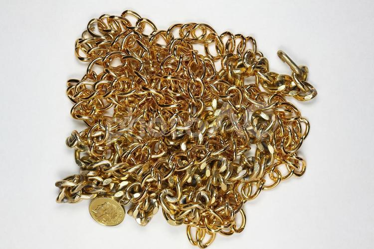 金メッキが剥がれたチェーンのアクセサリー 金,メッキ,アクセサリーの写真素材