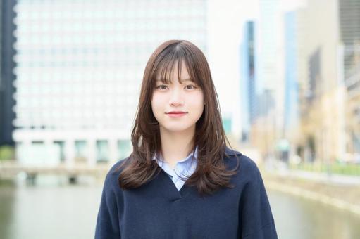 カメラ目線で微笑む女子高生 カメラ目線で微笑む女子高生 高校生,中学生,女性の写真素材