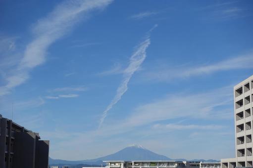 遠くから見える富士山の写真