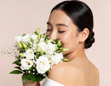 ウエディングドレスを着た女性 白い花17 ウエディングドレスを着た女性 白い花17の写真