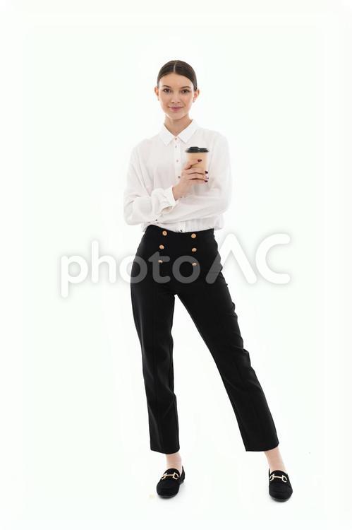 微笑みコーヒーを持ち立つ女性 女性,コーヒー,飲み物の写真素材