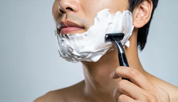 髭剃りをする男性 髭剃りをする男性の写真