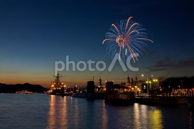 呉の夏祭り海上花火大会の風景　青、橙色 花火,花火大会,打ち上げ花火の写真素材