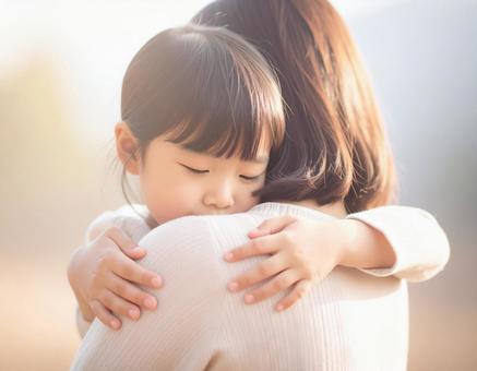 子供を抱きしめる母親の写真