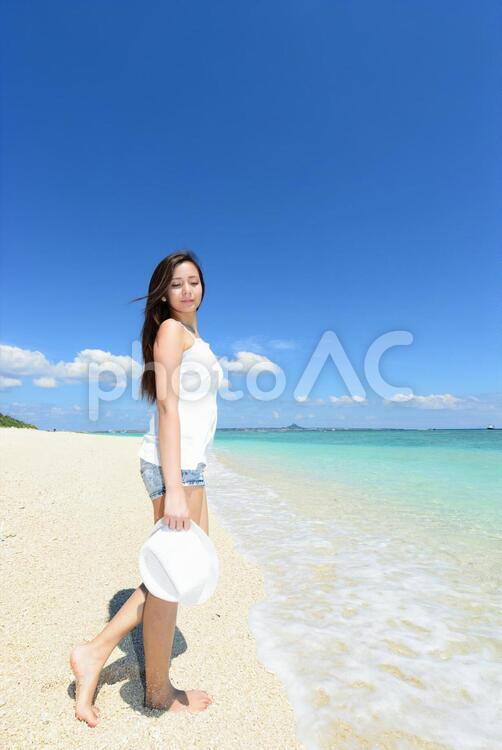 南国沖縄の美しいビーチで寛ぐ女性 女性,女,沖縄の写真素材