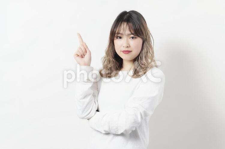 ビジネスのポイントを指し示す若い女性 ヒント,ポイント,女性の写真素材