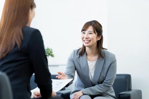 営業するビジネスウーマン 営業するビジネスウーマン 営業,商談,取引の写真素材