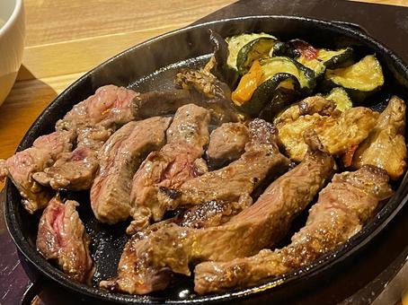お肉の鉄板焼き お肉の鉄板焼き 鉄板焼き,焼肉,鉄板の写真素材