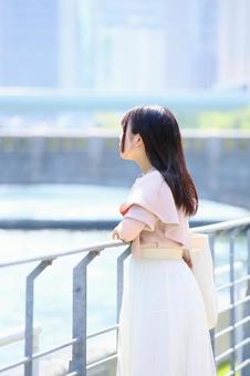 川沿いで景色を眺める女性 川沿いで景色を眺める女性 女性,若い,20代の写真素材