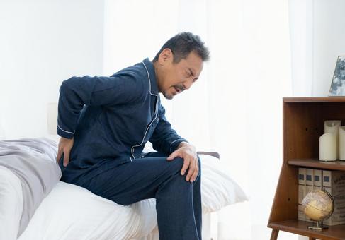 朝起きたら体調の悪いミドルの男性 朝起きたら体調の悪いミドルの男性の写真