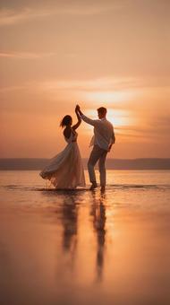 夕焼けの水辺のダンスの写真