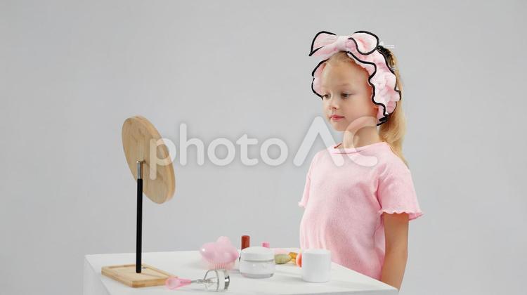 真顔で鏡を見る女の子 女の子,鏡,見るの写真素材