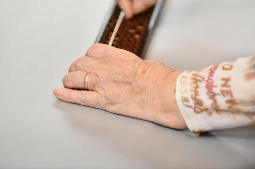 Senior woman's fingertips repelling the abacus, अबैकस, अबैकस, बहाना, JPG