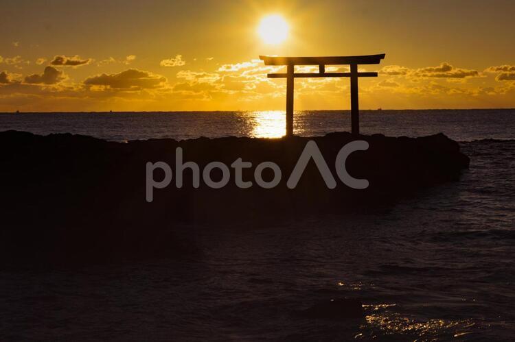 茨城大洗神磯の鳥居での幻想的な日の出 茨城,大洗,神磯の鳥居の写真素材